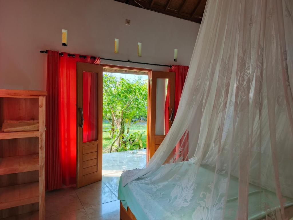 Una cama o camas en una habitación de Friend House SURFCAMP