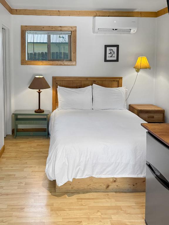 Rocky Mountain Inn - Standard Double Room