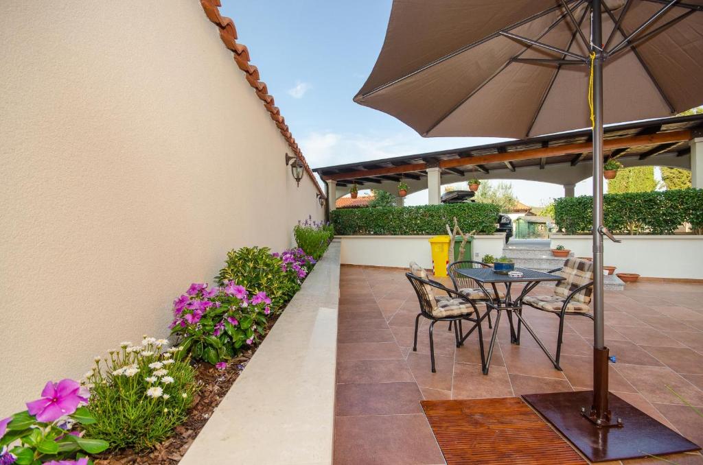 Patio lub wspólna przestrzeń na świeżym powietrzu w obiekcie Apartments Villa Amfora