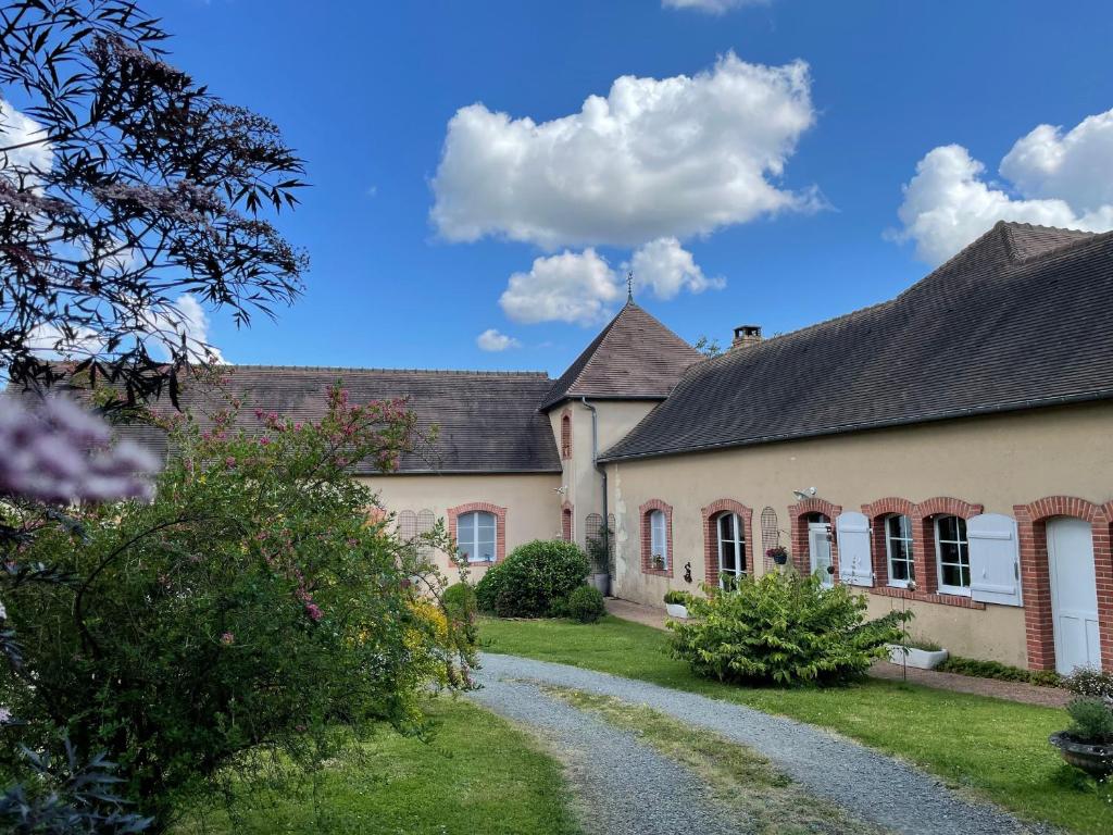 Κήπος έξω από το Évasion Naturelle: Chambre d'Hôtes Spacieuse avec Piscine et Confort à Montreuil-le-Henri - FR-1-410-446