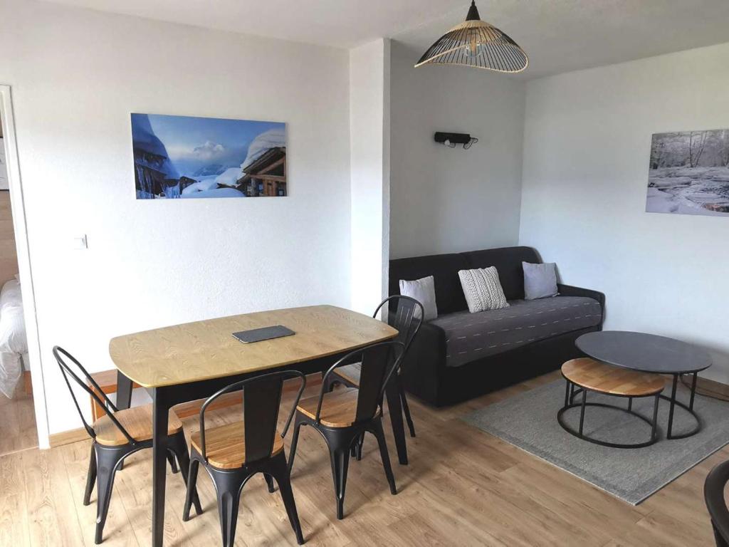 un salon avec une table et un canapé dans l'établissement Bel Appartement 4 pièces rénové, 3 chambres, 2 terrasses, parking, cuisine équipée, Les Angles - FR-1-593-112, aux Angles