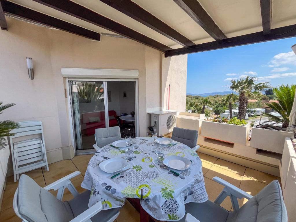 une salle à manger avec une table et des chaises dans l'établissement T2 avec terrasse à Saint Cyprien - Plage, Piscine et Parking - FR-1-753-23, à Saint-Cyprien