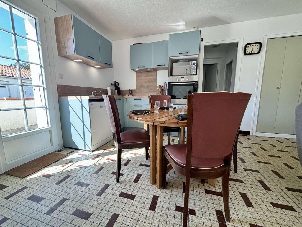 Photo de la galerie de l'établissement Charmant T3 rénové à deux pas du port et plage à Saint-Pierre d'Oléron - 4 couchages - FR-1-246A-316, à Saint-Pierre-dʼOléron