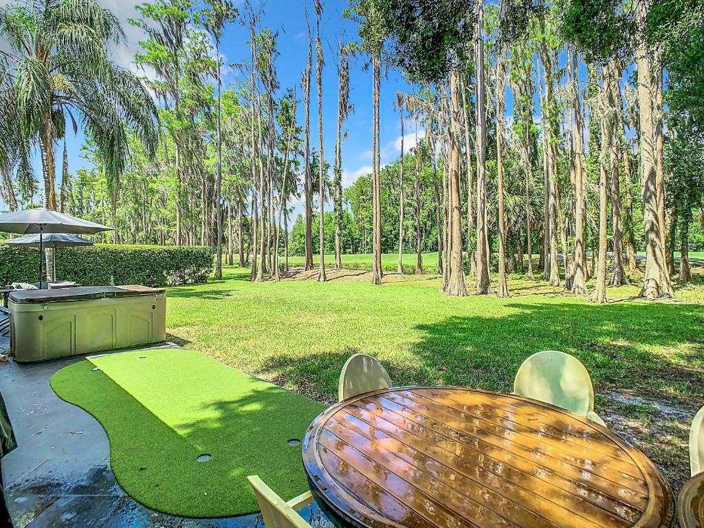 Un jardín fuera de 7 Room TampaGolfVillas by AmericanVacationliving