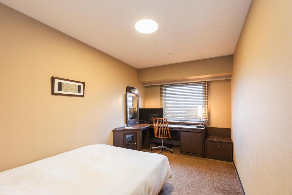 Postel nebo postele na pokoji v ubytování Hotel Sunroute Niigata