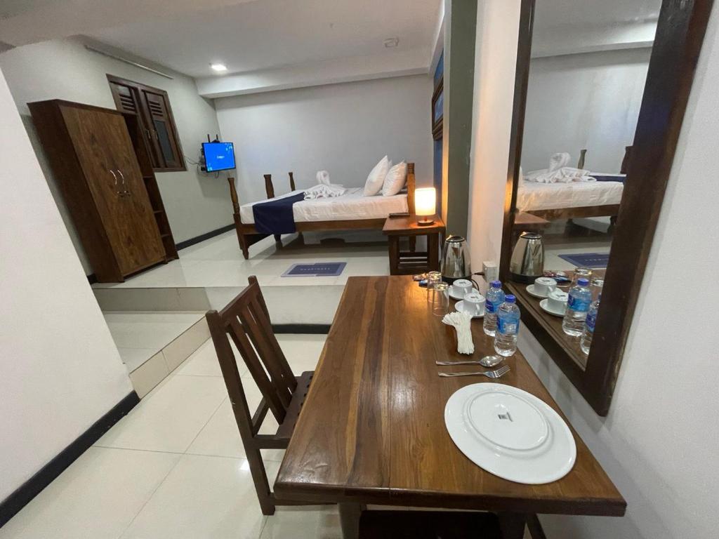 Postel nebo postele na pokoji v ubytování Rush City Hotel Kandy