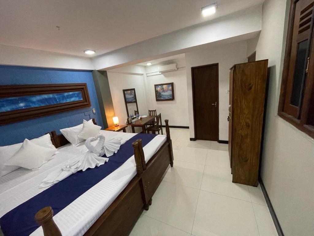 Postel nebo postele na pokoji v ubytování Rush City Hotel Kandy