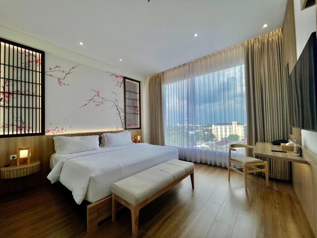 Postel nebo postele na pokoji v ubytování Hemangini Hotel Bandung
