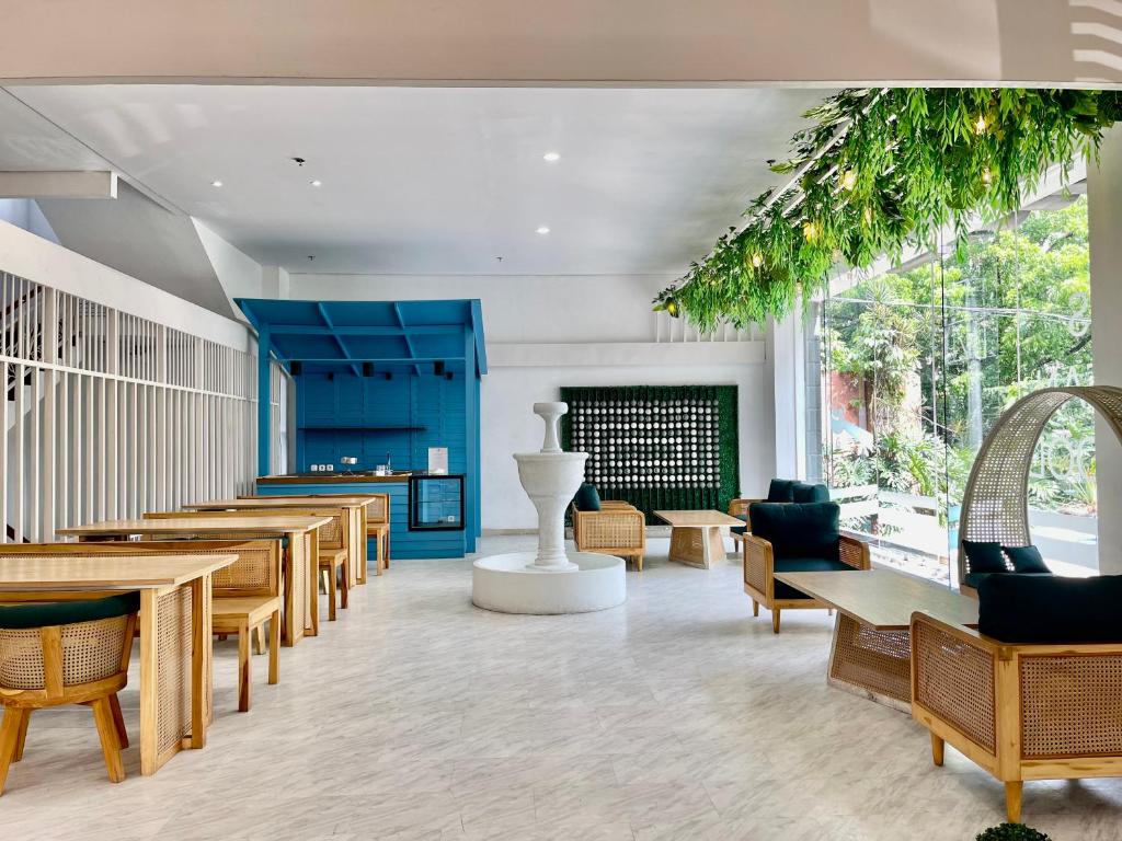 TV a/nebo společenská místnost v ubytování Hemangini Hotel Bandung