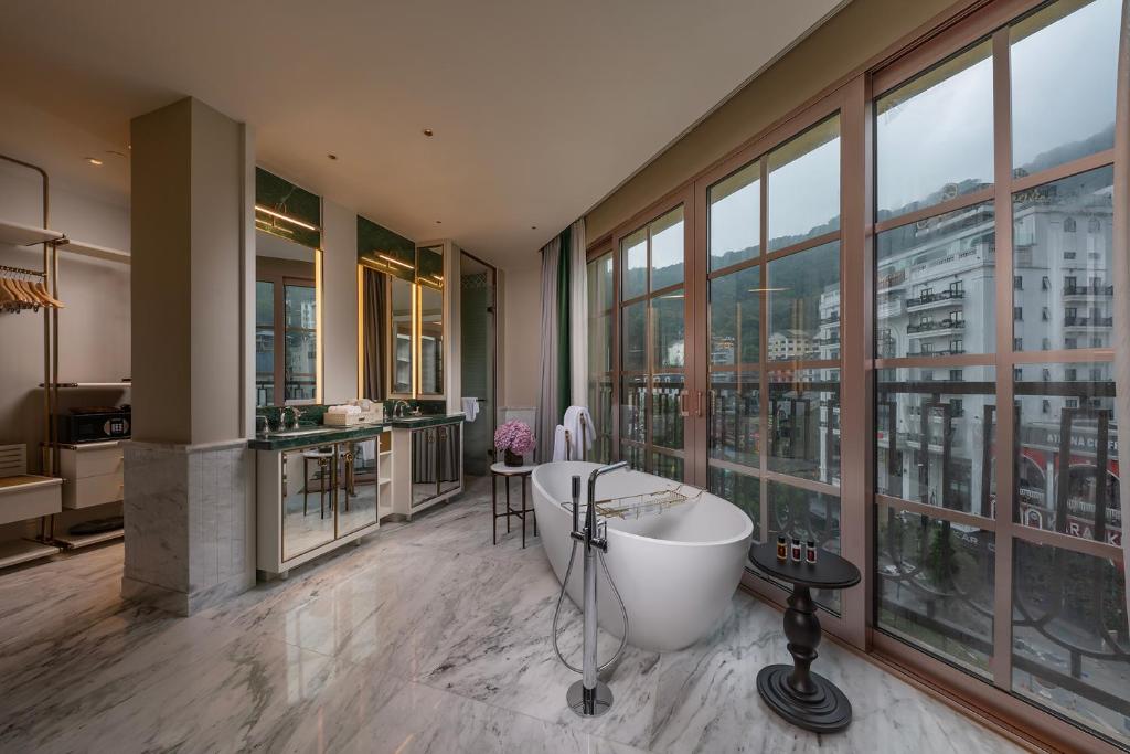 Hôtel de l'Amour Tam Đảo - Deluxe Suite Mit Kingsize-Bett