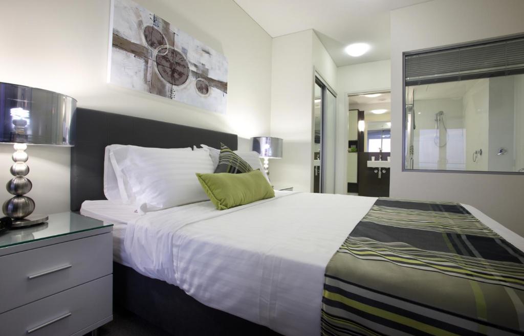 Giường trong phòng chung tại Monaco Caloundra