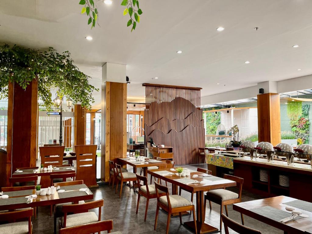 Restaurace v ubytování Hemangini Hotel Bandung