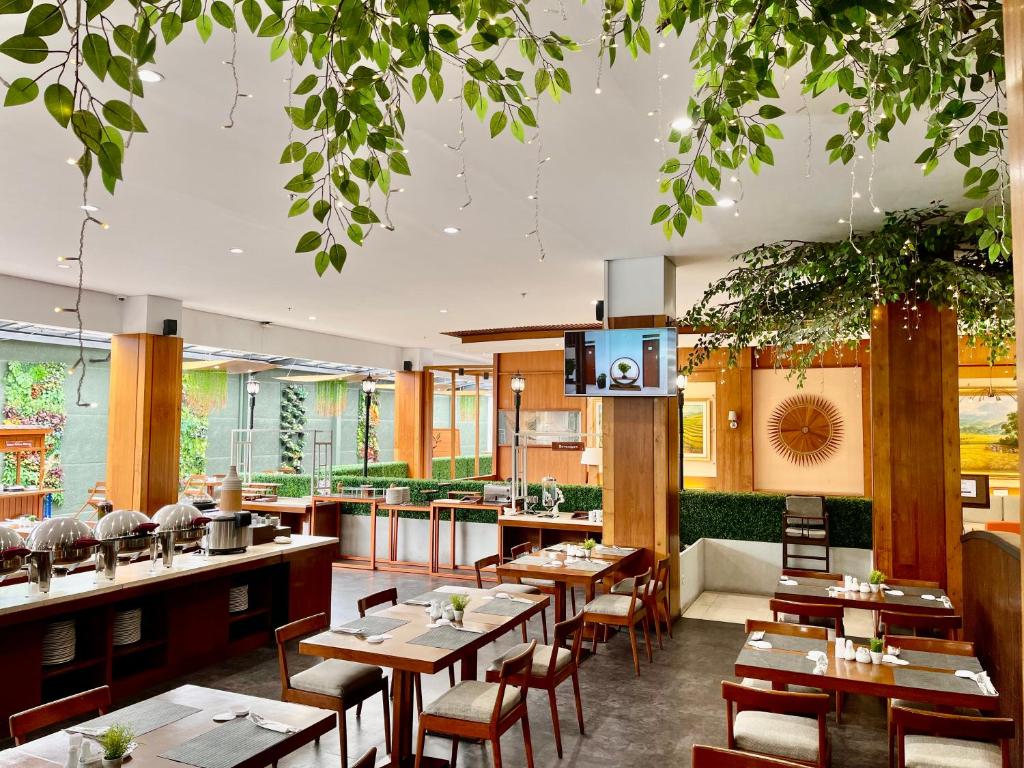 Restaurace v ubytování Hemangini Hotel Bandung