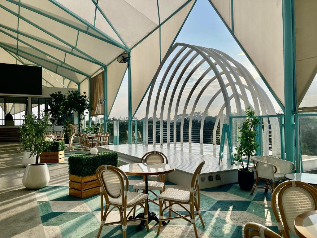 Posezení v ubytování Hemangini Hotel Bandung