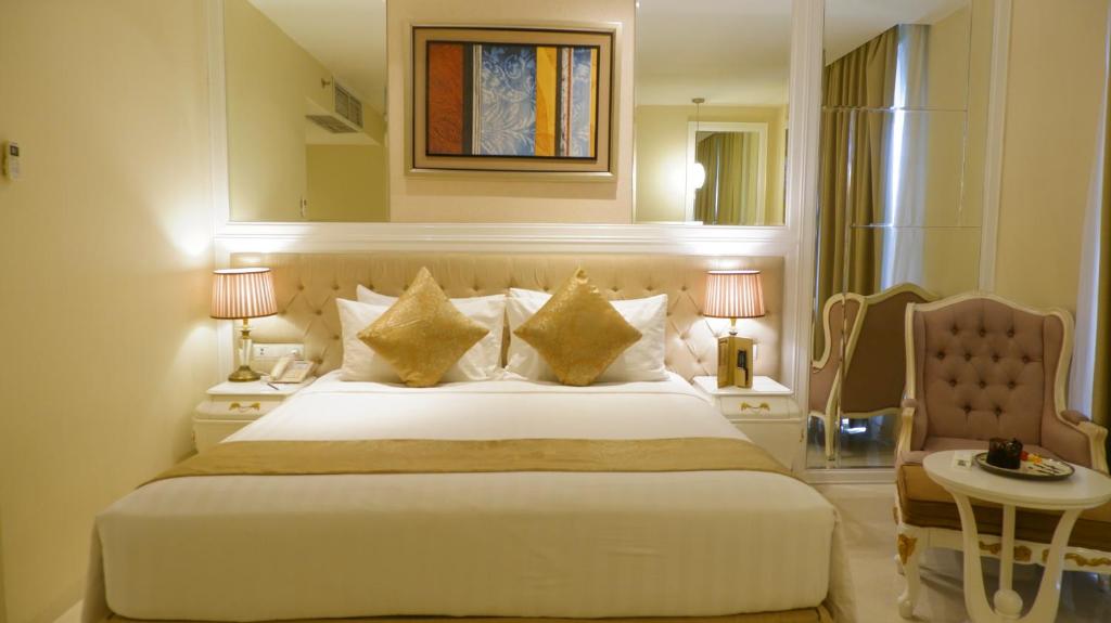 Postel nebo postele na pokoji v ubytování Grand Savero Hotel Bogor