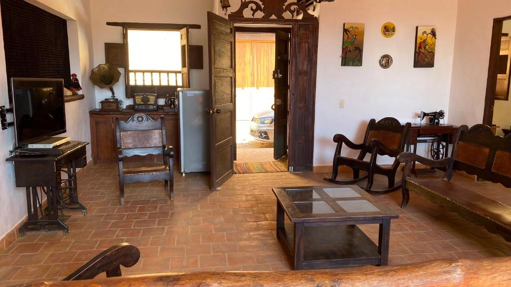 a living room filled with furniture and a tv at Linda y Comoda Casa Hospedaje en Barichara in Barichara