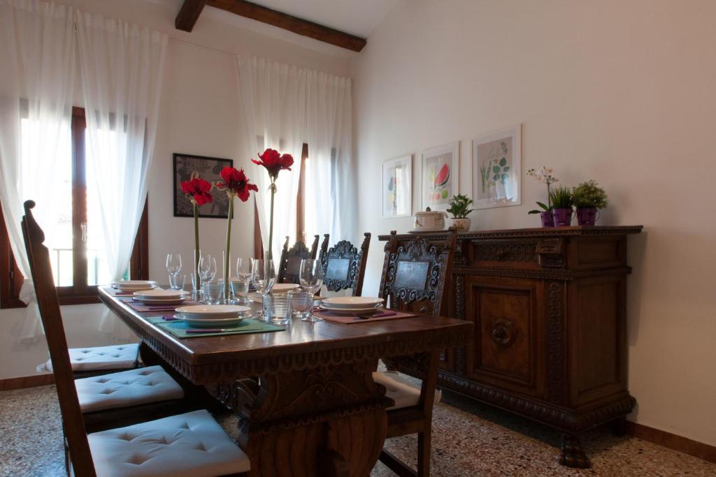 Telewizja i/lub zestaw kina domowego w obiekcie Ve-nice Suite Giuffa C4834