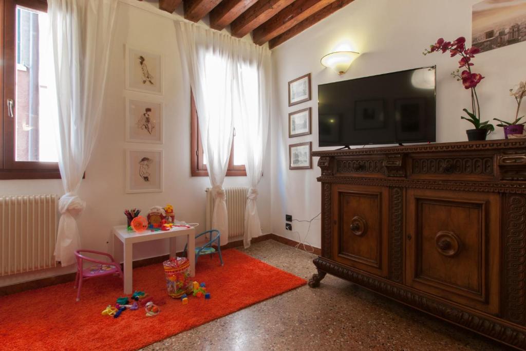 Telewizja i/lub zestaw kina domowego w obiekcie Ve-nice Suite Giuffa C4834