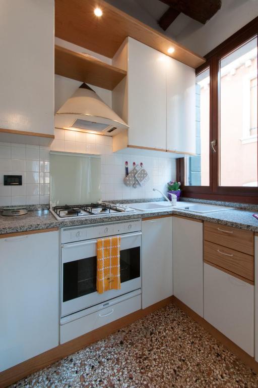 Kuchnia lub aneks kuchenny w obiekcie Ve-nice Suite Giuffa C4834
