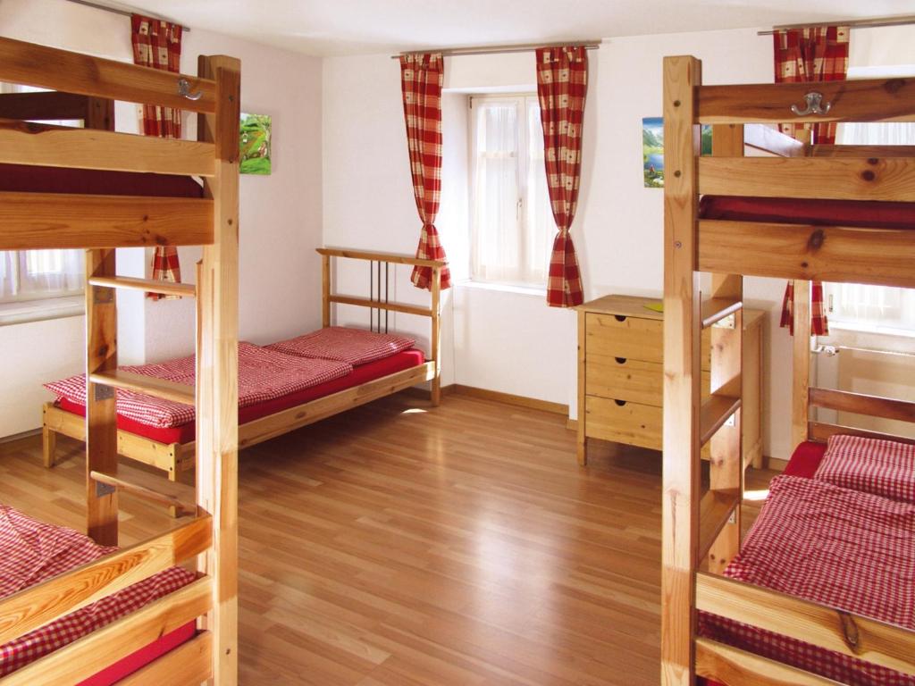Postel nebo postele na pokoji v ubytování Boardercamp Laax - swiss mountain hostel