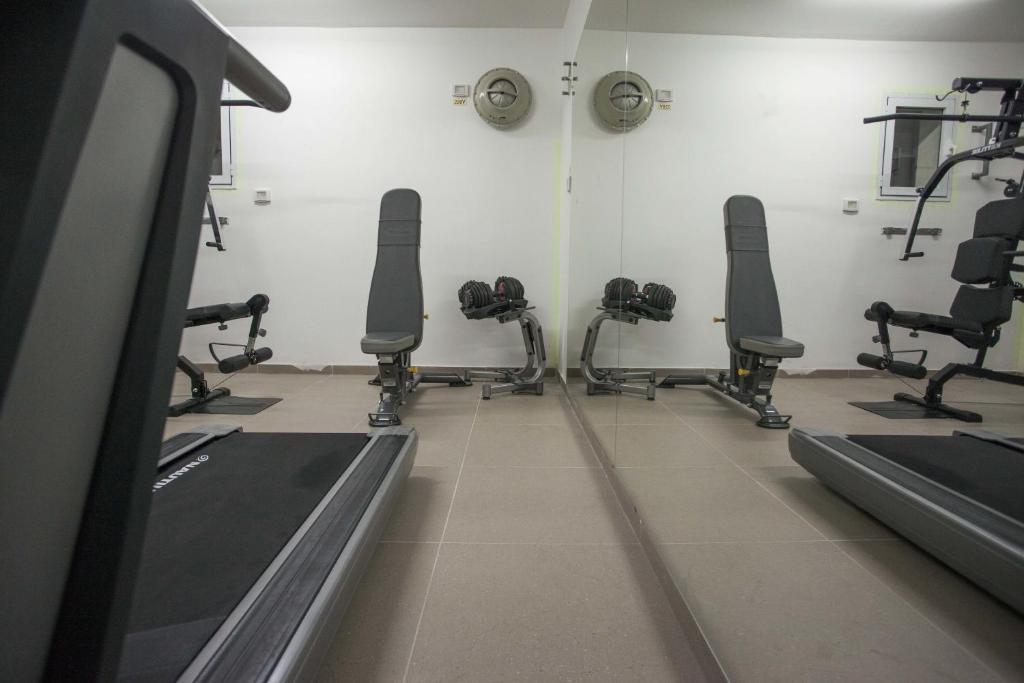 Fitness centrum a/nebo fitness zařízení v ubytování Desert Iris Hotel