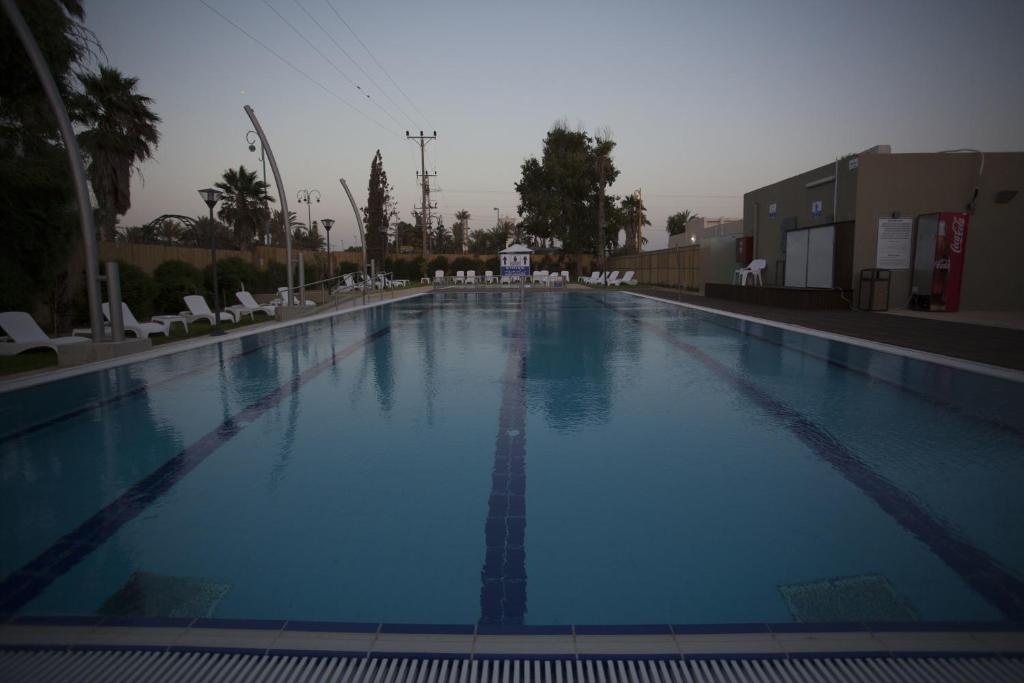 Bazén v ubytování Desert Iris Hotel nebo v jeho okolí