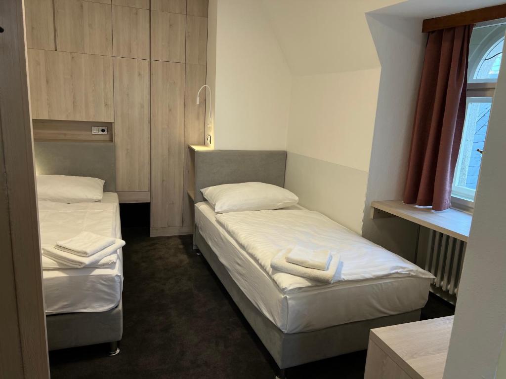 Postel nebo postele na pokoji v ubytování Hotel Praha Liberec