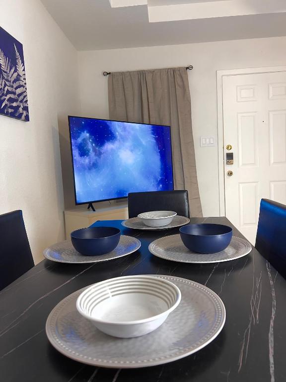 TV a/nebo společenská místnost v ubytování Modern Fully Equipped Apt