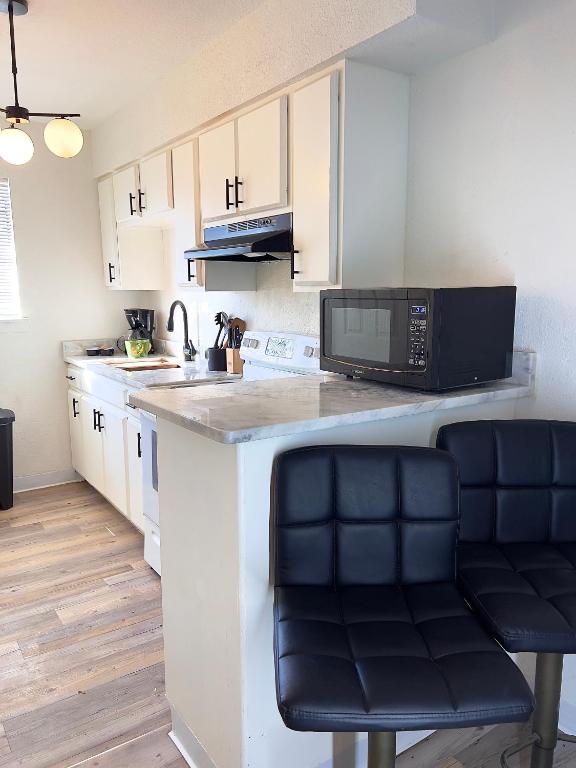 Kuchyň nebo kuchyňský kout v ubytování Modern Fully Equipped Apt
