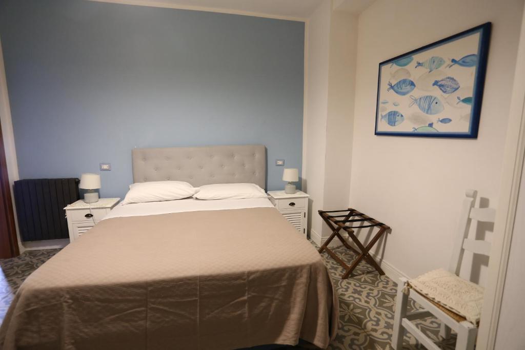sypialnia z łóżkiem i obrazem na ścianie w obiekcie B&B villamariascauri w mieście Scauri