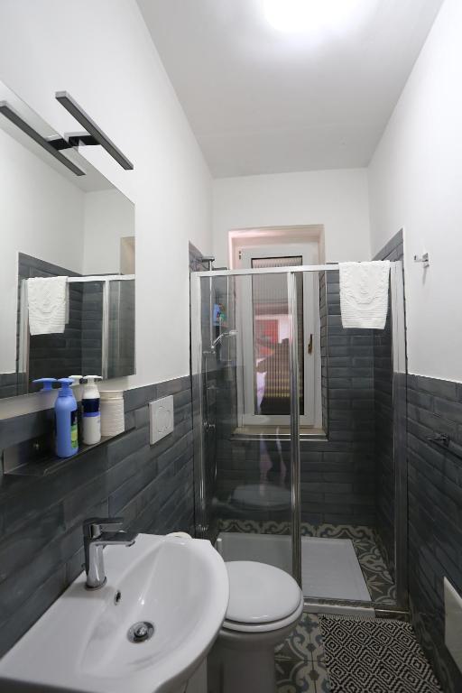 łazienka z umywalką, prysznicem i toaletą w obiekcie B&B villamariascauri w mieście Scauri
