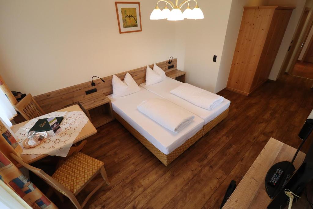 Postel nebo postele na pokoji v ubytování Ferienhotel Fuchs