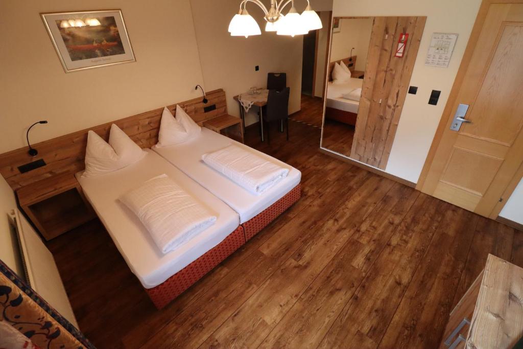 Postel nebo postele na pokoji v ubytování Ferienhotel Fuchs