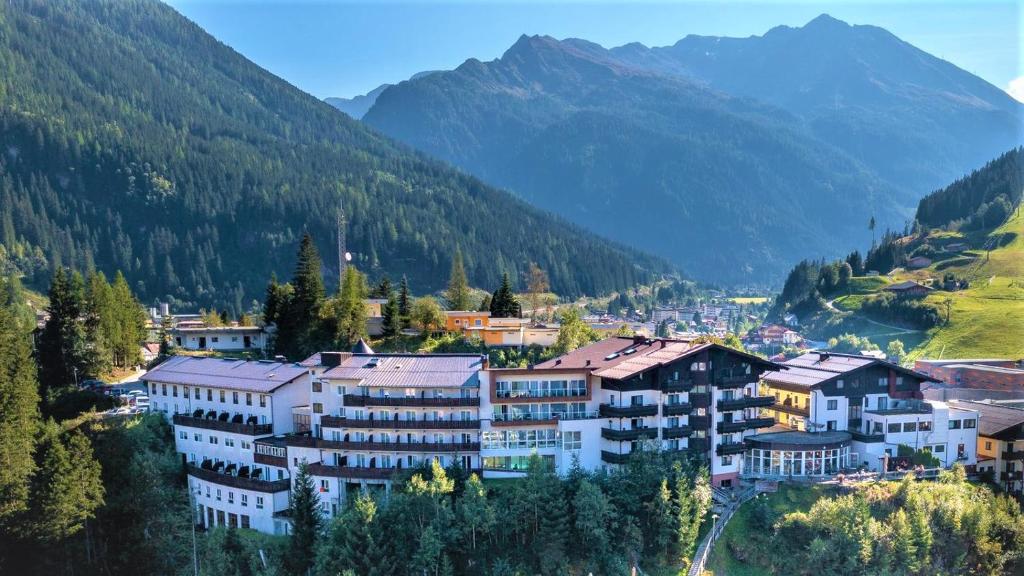 miasto w dolinie z górami w tle w obiekcie Gesundheitszentrum Bärenhof w mieście Bad Gastein