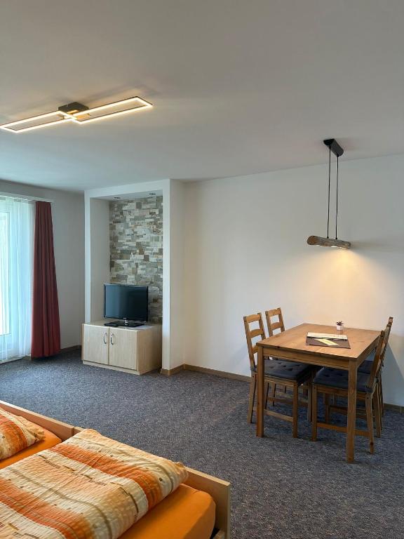 Postel nebo postele na pokoji v ubytování Haus Atlantic Leukerbad