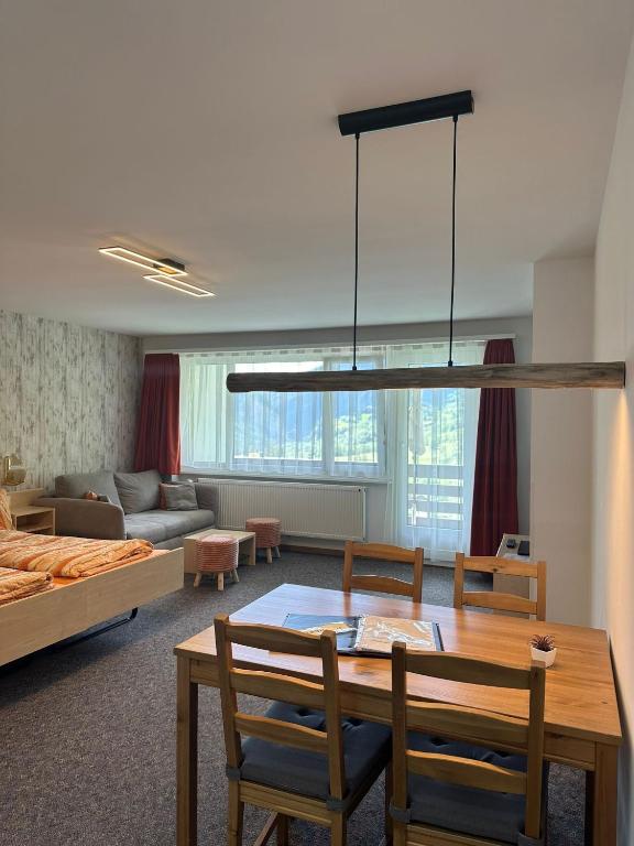 Postel nebo postele na pokoji v ubytování Haus Atlantic Leukerbad