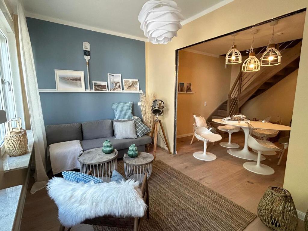 Dock 14 في نورديرني: غرفة معيشة بها أريكة وطاولة