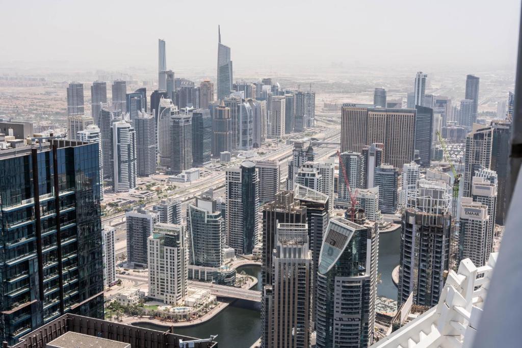 Nespecifikovaný výhled na destinaci Dubaj nebo výhled na město při pohledu z apartmánu