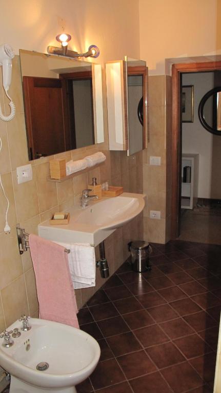 ein Badezimmer mit Waschbecken und Toilette in der Unterkunft Le Petit Jardin Center Florence in Florenz