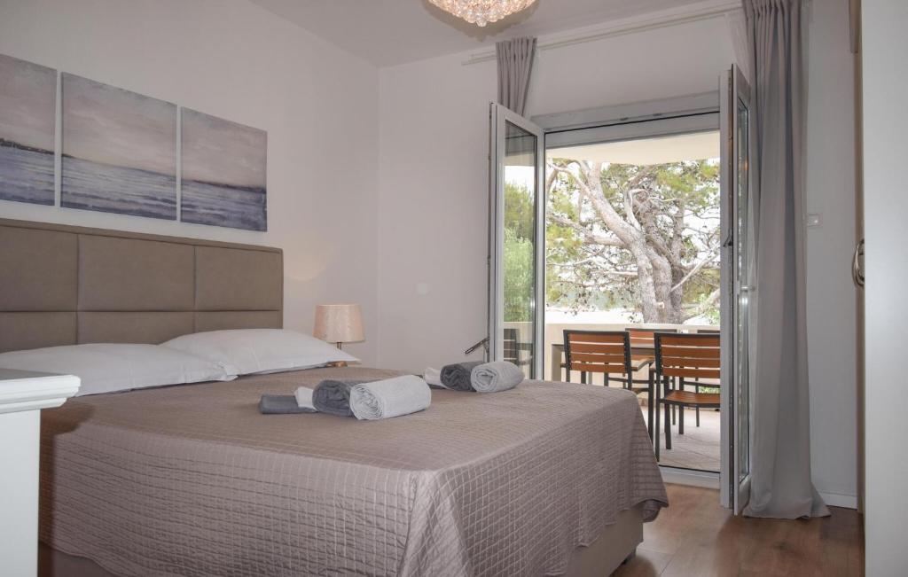 sypialnia z łóżkiem i dwoma ręcznikami na nim w obiekcie Amazing Apartment In Stara Novalja w mieście Stara Novalja