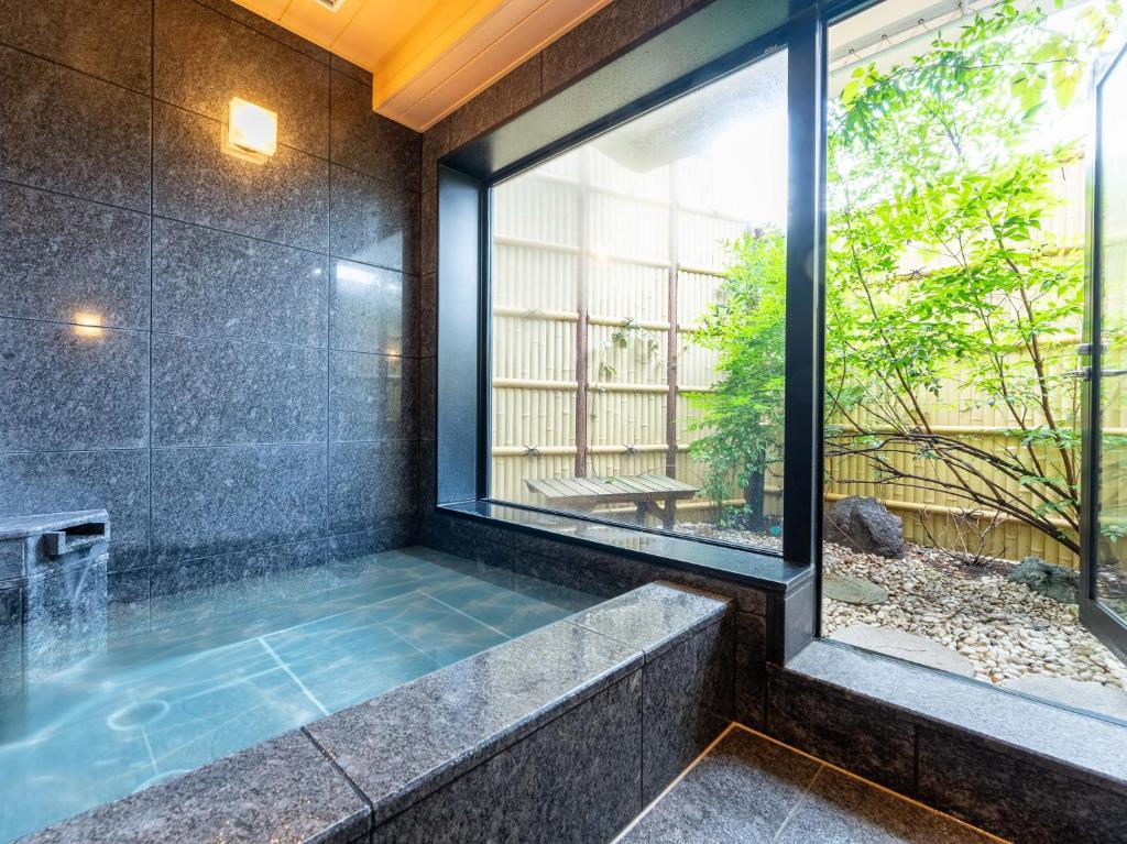 Bazén v ubytování Tabist TOKYO CITY VIEW HOTEL nebo v jeho okolí