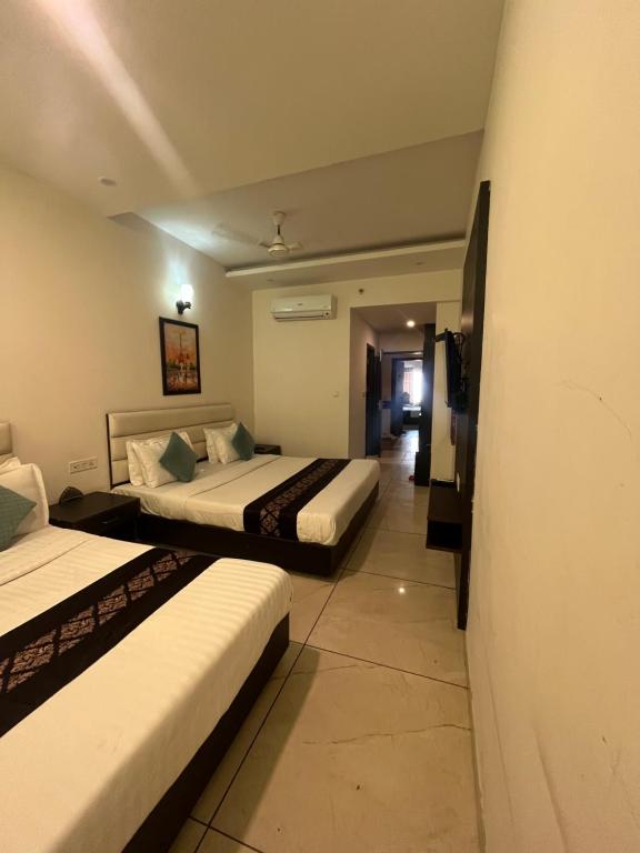 JB Residency Zirakpur !! Top Rated & Most Awarded Property in Zirakpur - Family Room With Balcony