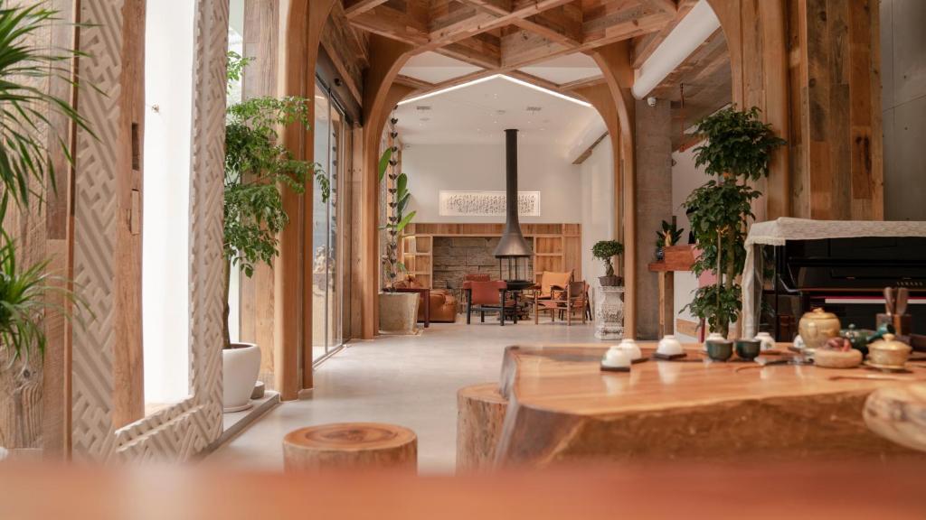 Restaurace v ubytování Patio Spring Holiday Inn -- Free round trip pick-up service --Panoramic view of Tianmen Mount