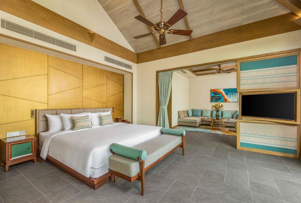 Postel nebo postele na pokoji v ubytování Fusion Resort and Villas Da Nang