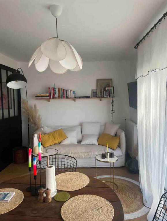 a living room with a couch and a table at Magnifique appartement - Centre ville de Vannes à pied in Vannes
