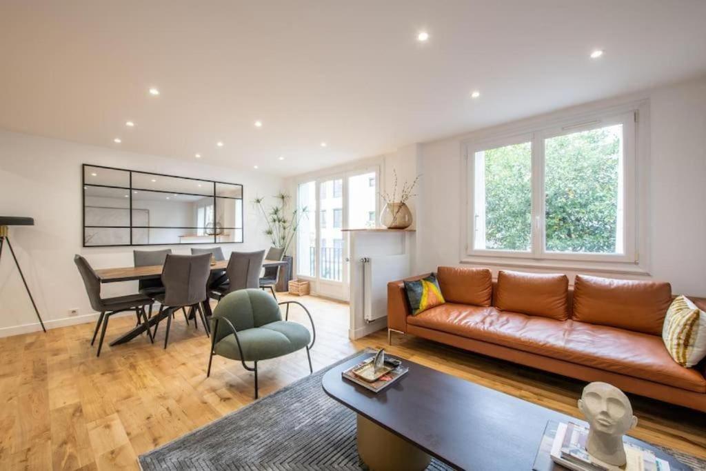 un salon avec un canapé et une salle à manger dans l'établissement Magnifique appartement au cœur du 5ème arrondissement de Paris, à Paris
