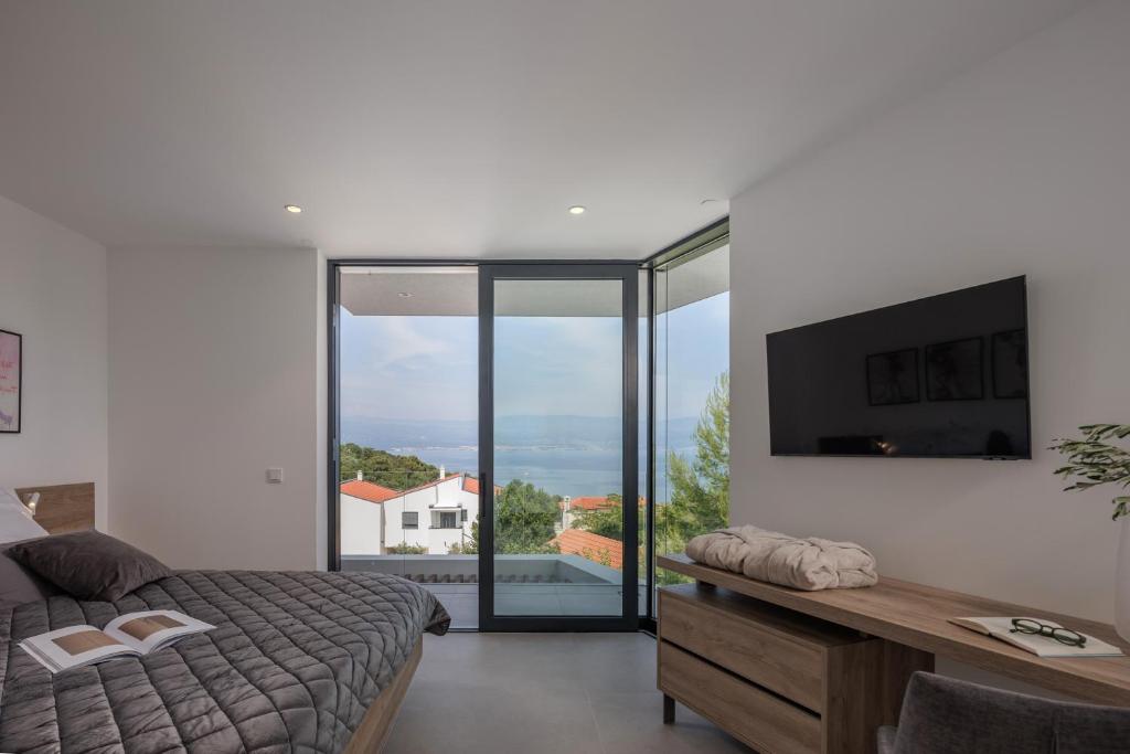 Televízia a/alebo spoločenská miestnosť v ubytovaní Luxusvilla Manatis mit Pool