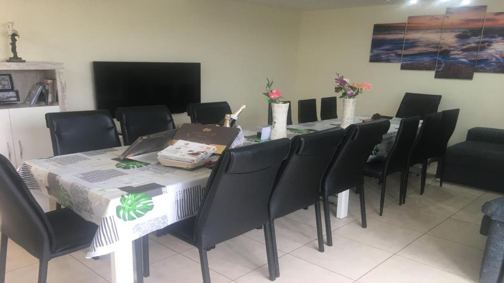 Telewizja i/lub zestaw kina domowego w obiekcie Fabuloso alojamiento compuesto por 4 chalets adosados de lujo en Panorámica Golf para 28 personas piscina con CIRCUITO SPA
