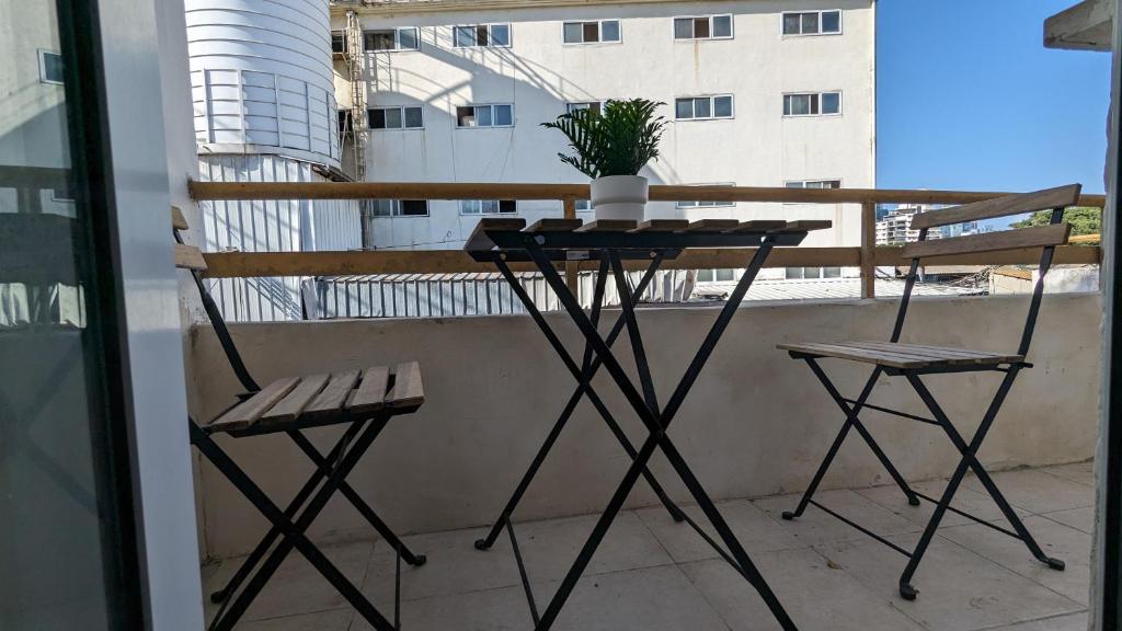 テルアビブにあるZuzu Studio apartmentsのバルコニー(テーブル、椅子2脚付)