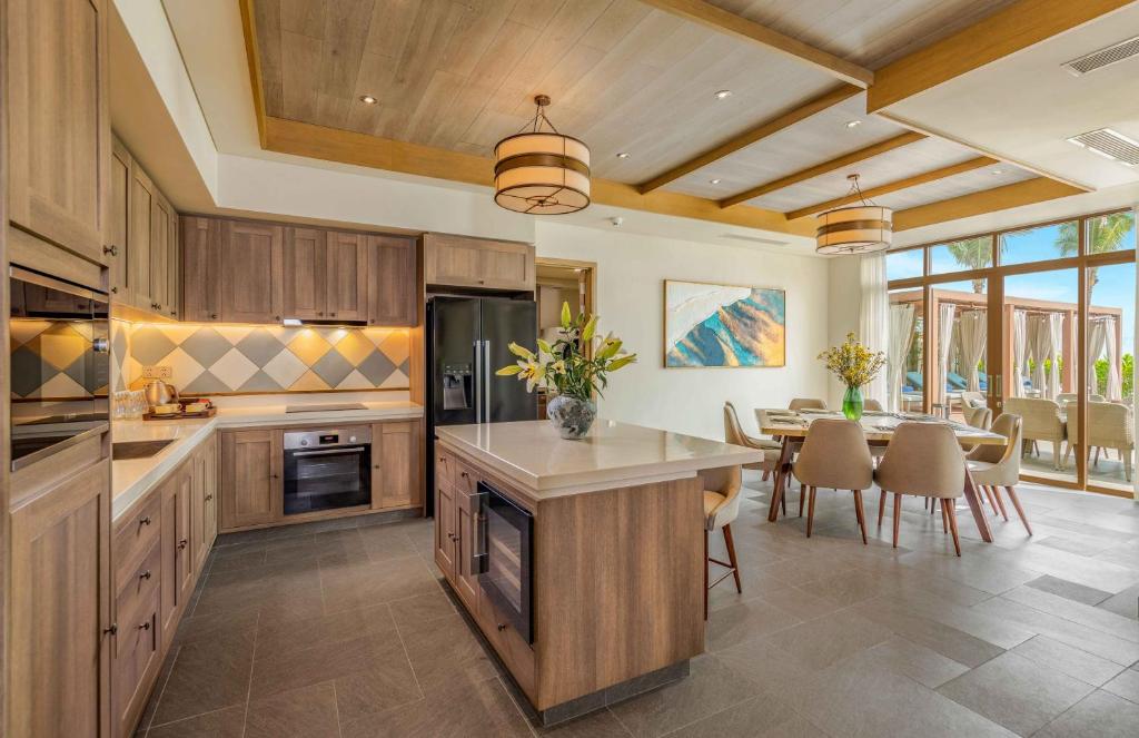 Five Bedroom Beachfront Villa with Private Pool – Spa Inclusive